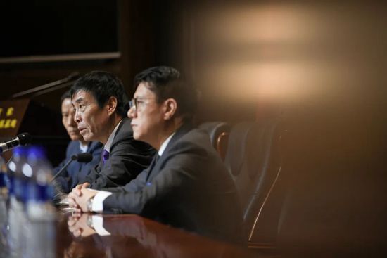 提奥·詹姆斯、艾米丽·拉塔科夫斯基(《消逝的爱人》)主演犯法新片《假话与盗窃》(Lying and Stealing)首曝剧照，近日刚于洛杉矶开拍。Matt Aselton(《不成思议》)执导，讲述一个年青、油滑的贼Ivan，他的特长是偷盗洛杉矶上层团体的高端艺术品，事业成长很顺遂，但他想退出。Elyse是一位很有前程的女演员，她的密屋里堆有成山的建筑骨架和年夜量债务。两位机警的骗子决议合作，介入一项年夜胆的掳掠案。弗雷德·迈拉麦德(《严厉的汉子》《炸天女郎》)、Ebon Moss-Bachrach(《赏罚者》《末日孤舰》)、Isiah Whitlock Jr.(《迷雾》《副总统》)、伊万·汉德勒(《加州靡情》《愿望都会》)、约翰·盖汀斯(《铁甲钢拳》《极品飞车》)等参演，Michael Costigan(《断背山》《美国黑帮》)、Naomi Despres(《一级重罪》《杀死信使》)、Christopher Tricarico(《高堡怪杰》《蒲月夏季》)、Mohamed AlRafi(《无庸置疑》)配合制片。